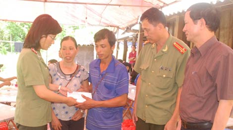 Chia sẻ nỗi đau với gia đình nạn nhân vụ thảm án ở Yên Bái