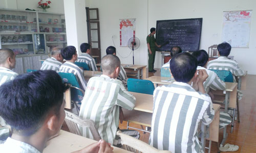 Lớp xóa mù U60 và đạo thầy - trò phía sau song sắt