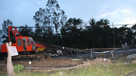 Sửa cần cầu, bị đè tử vong