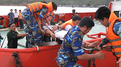 Tàu Cảnh sát biển cứu ngư dân bị nạn trên biển