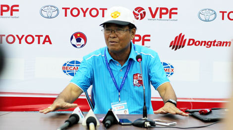 V.League: Cứ phải ‘nắn gân’ nhau