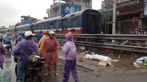 Một người đàn ông bị tàu đâm tử vong khi băng qua đường sắt