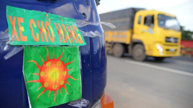 Yêu cầu nghiên cứu, quy định rõ việc dán logo trên xe ôtô