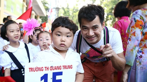 Xuân Bắc cùng Tự Long 'quậy' cùng các em nhỏ ngày khai giảng