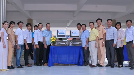 Trao quà cho học sinh nghèo, vượt khó vùng sâu