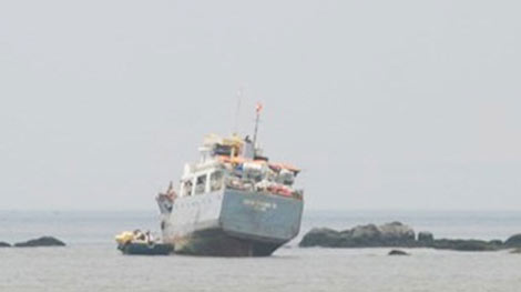 Tàu chở 150 người mắc cạn tại cửa biển Phan Thiết