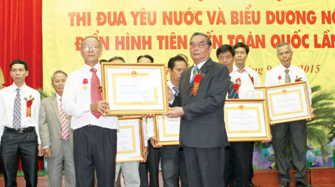 Biểu dương 300 gương nông dân điển hình