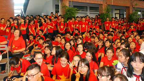 Ngập tràn sắc đỏ trong ngày khai giảng 