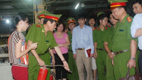 Nhà xưởng không lối thoát nạn, lao động không biết dùng bình chữa cháy