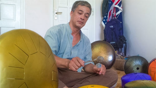 Người ‘tô màu’ nhạc Việt bằng… trống trời 