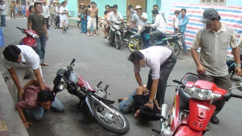 Lạng lách ngăn cản chiến sĩ Công an để đồng bọn cướp tài sản tháo chạy
