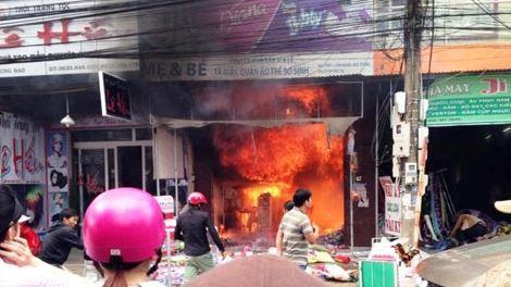 Cửa hàng Mẹ & Bé cháy dữ dội