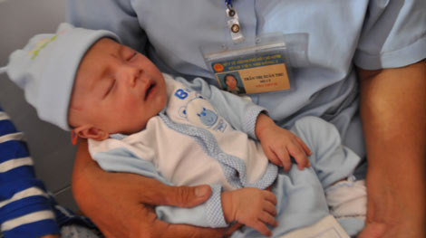 ‘Bé trai bị đâm thấu sọ’ hồi phục mạnh mẽ