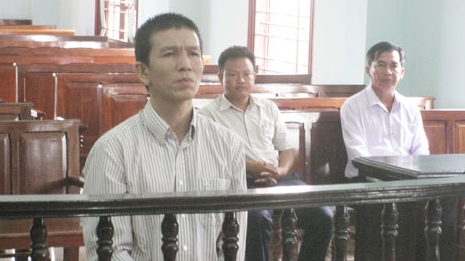 Thủ kho chiếm đoạt 8,3 tỉ của công ty đánh bạc lãnh 18 năm tù