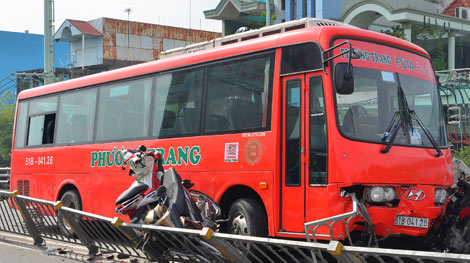 Tạm giữ tài xế vụ xe khách Phương Trang tông 7 xe gắn máy