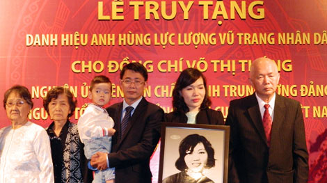 Truy tặng danh hiệu Anh hùng LLVTND cho đồng chí Võ Thị Thắng