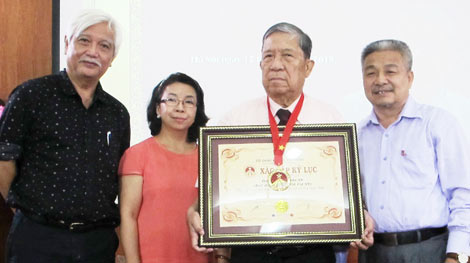 GS. TS Trần Đại Sỹ được trao kỷ lục: ‘Nhà văn sáng tác nhiều bộ tiểu thuyết lịch sử Việt Nam nhất’