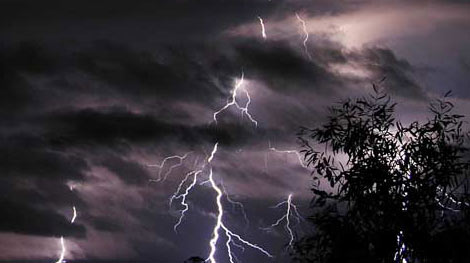 Hỗ trợ gần 100 triệu đồng cho hai gia đình nạn nhân bị sét đánh tử vong