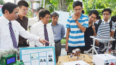 Sinh viên Việt Nam chế tạo được robot giúp do thám, tháo gỡ bom mìn