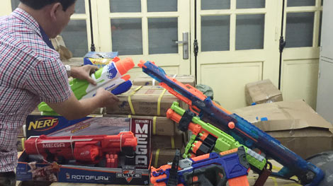 Thu giữ nhiều đồ chơi bạo lực ‘con nhà giàu’