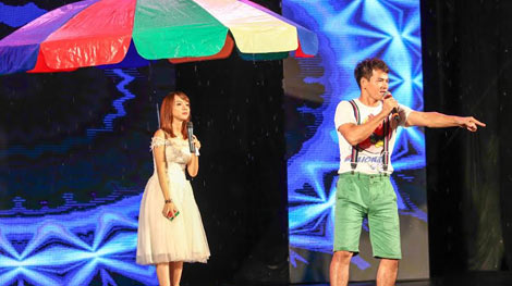 2 danh hài Minh Vượng, Xuân Bắc đội mưa biểu diễn cho thiếu nhi