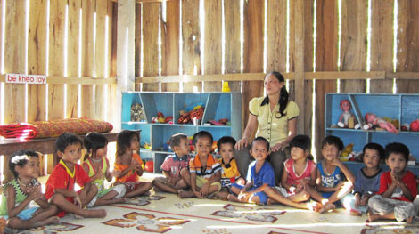 Vượt núi cao, suối sâu vận động học sinh đến lớp