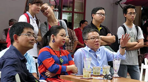 Một phiên đấu giá sách gay cấn