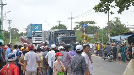 Bất lực nhìn mẹ vợ tử vong dưới bánh xe đầu kéo