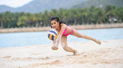 Người đẹp Hoa hậu Hoàn Vũ Việt Nam 2015 hào hứng với môn bóng chuyền
