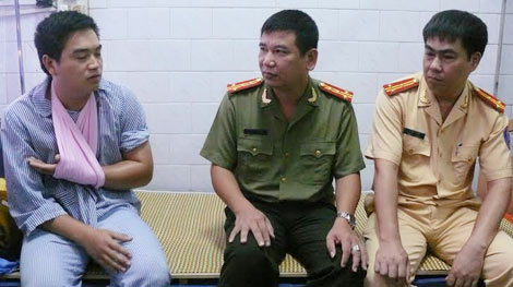 Một chiến sỹ CSGT bị xe mô tô đâm khi làm nhiệm vụ