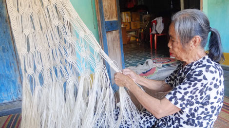 Những phụ nữ đan ‘võng trị phong’ giữa biển khơi