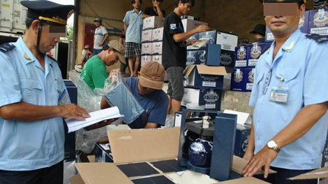 Khởi tố vụ buôn lậu rượu qua cửa khẩu Tân Sơn Nhất