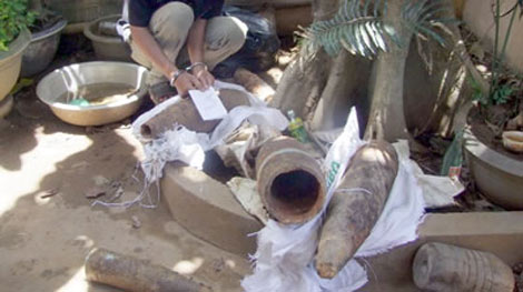 Giật mình phát hiện hàng trăm đầu đạn trong vườn nhà dân