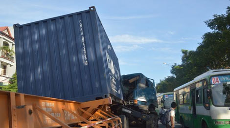 Phá cửa cứu tài xế bị kẹt trong cabin bẹp dúm