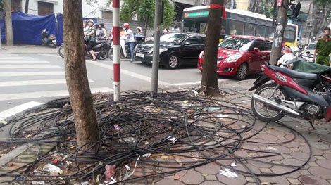 Vô tư “xả” rác viễn thông tại nhiều tuyến phố Thủ đô