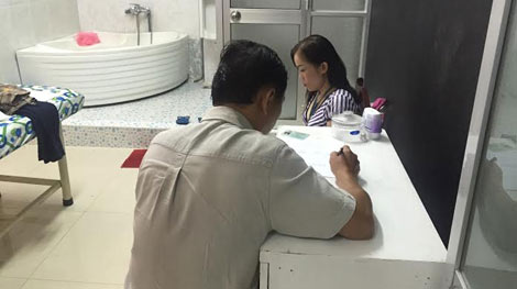 Kiểm tra cơ sở matxa, phát hiện nhân viên kích dục cho khách