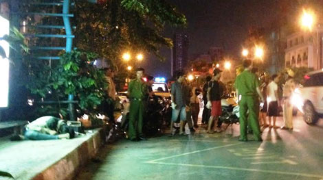 Tá hỏa phát hiện thợ đánh giày gục chết tại trạm xe buýt