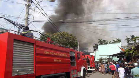 Xưởng quần áo phát hỏa, thiêu rụi nhiều nhà dân