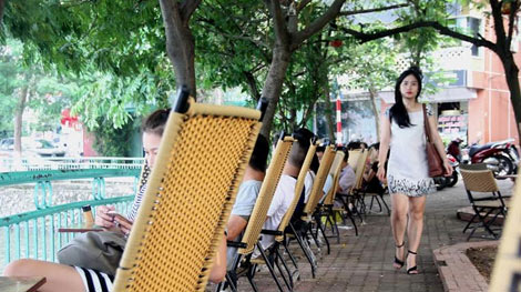 Hàng quán ‘bủa vây’ Hồ Tây