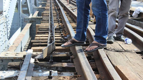 Sà lan đội cầu sắt Bình Lợi làm lệch đường ray xe lửa