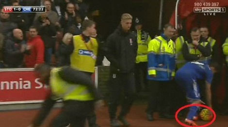 Cầu thủ Chelsea không tha cả...nhân viên an ninh?