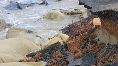 Nhiều hộ dân ở bờ biển Cửa Lở có nguy cơ bị sóng “nuốt nhà”