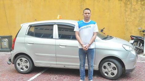 Lái xe taxi hất Công an lên nắp ca pô