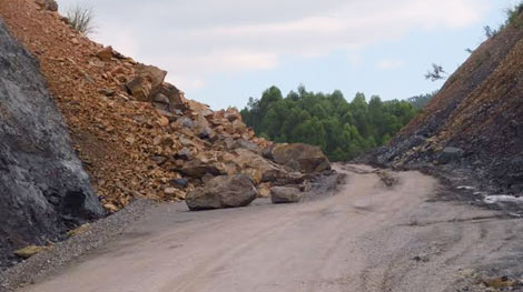 Ách tắc nghiêm trọng bởi hàng trăm khối đất đá thổi bay đường nối QL1 A