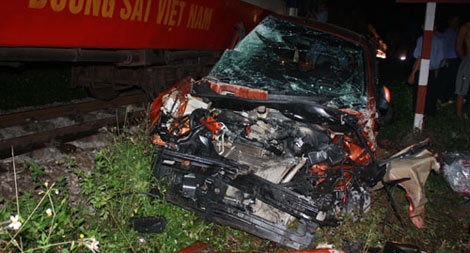 4 người trên ôtô bị tàu hoả đâm văng hơn 15 m