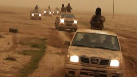 Trực thăng Apache hộ tống xe IS chở vũ khí