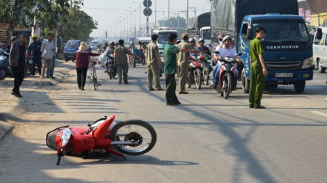 Truy tìm chiếc xe máy gây tai nạn chết người