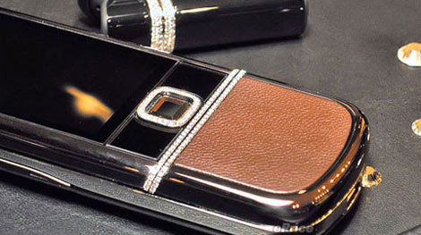 Phát hiện điện thoại đính 112 viên kim cương khi bảo dưỡng máy bay