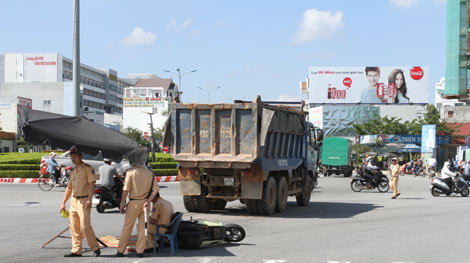 'Hung thần' xe ben gây tai nạn, mẹ tử vong, bé 5 tuổi thoát chết thần kỳ