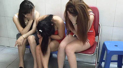 Bắt quả tang nhân viên tiệm hớt tóc kích dục cho khách